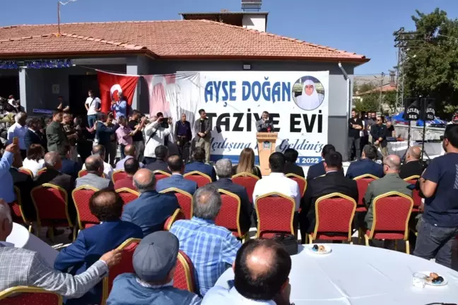 Sanatçı Latif Doğan'dan annesi adına taziye evi