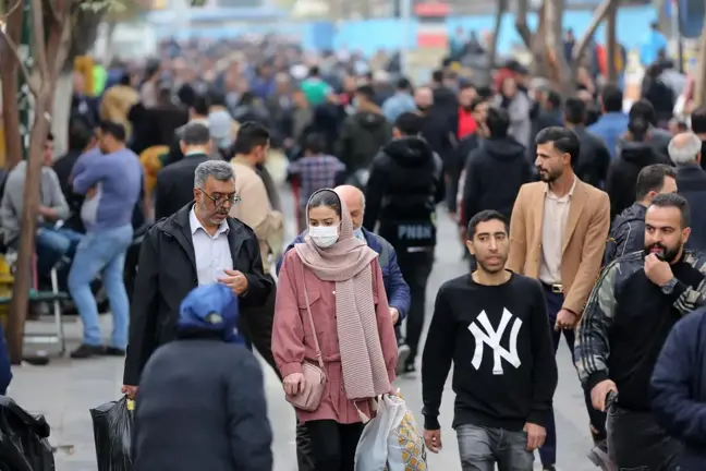 İran'da akaryakıt zammı protestolarının 3. yılı dolayısıyla düzenlenen eylemler devam ediyor