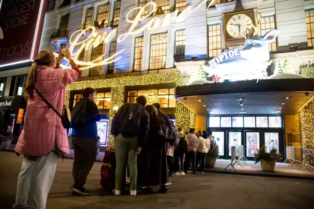 New York'ta Kara Cuma İçin Uzun Kuyruklar Oluştu