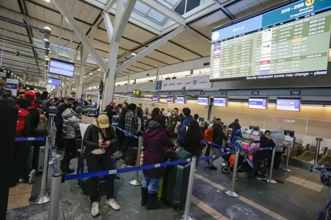Kanada'da Kar Yüzünden Havalimanında Mahsur Kalan Yolcular