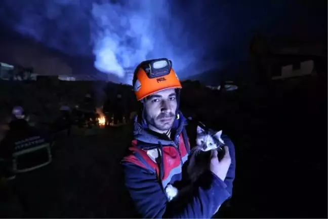 İtfaiye eri, enkazdan 129'uncu saatte kurtardıkları kediyi sahiplendi