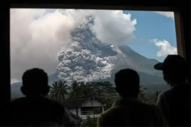 Endonezya'nın Merapi Yanardağı'nda Patlama