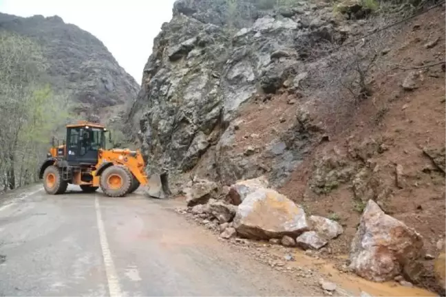 Munzur Çayı'nın taşması sonucu kapanan Ovacık yolu açıldı