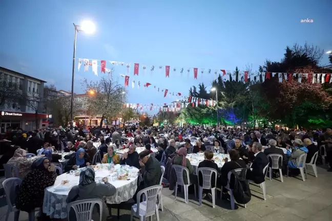 Yenimahalle Belediyesi'nin İftar Sofrası Ragıp Tüzün Parkı'nda Kuruldu