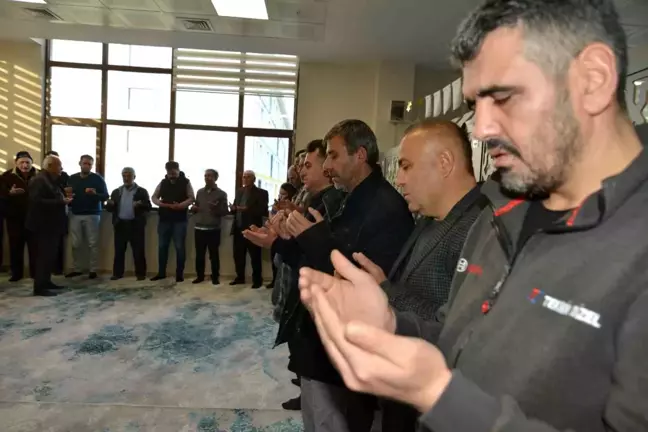 KYK yurdunda kalan depremzedeler bayram namazında bir araya geldi