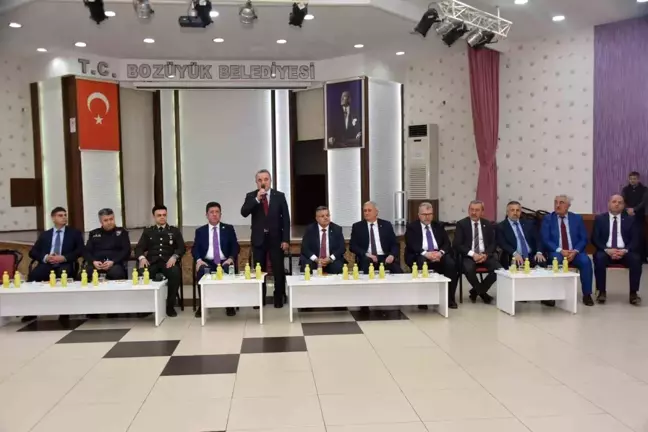 Bozüyük'te protokol ve vatandaşlar düzenlenen törenle bayramlaştı