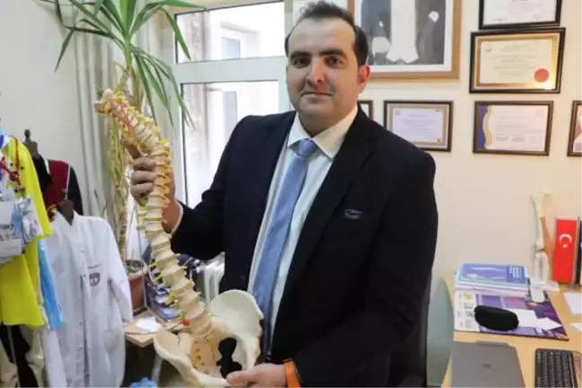 Doç. Dr. Coşkun'dan annelere uyarı: Skolyoz konusunda dikkatli olunmalı