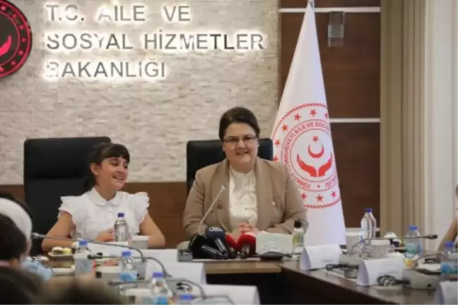 Bakan Yanık, koltuğunu depremzede Havva'ya devretti