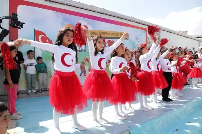 Hatay'da afetzede çocuklar dünya barışı için güvercin uçurdu