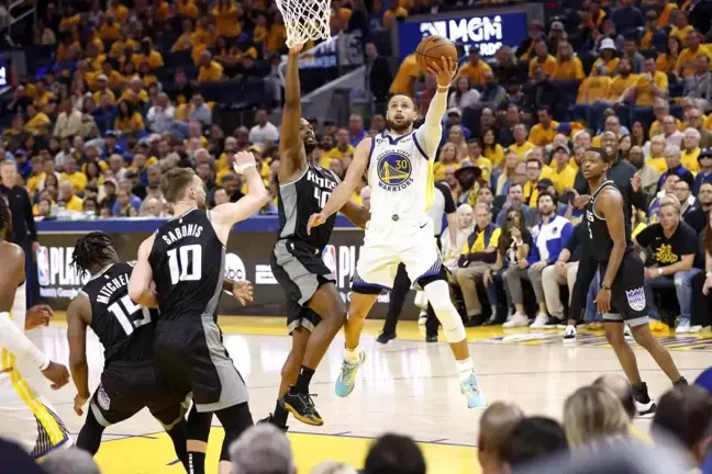 Golden State, Sacramento'yu yenerek seride durumu 2-2 yaptı