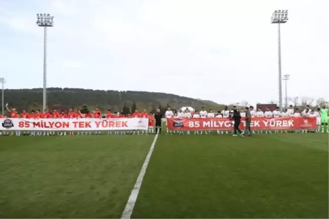 Bakan Kurum ve futbolcular depremzede çocuklarla maç yaptı