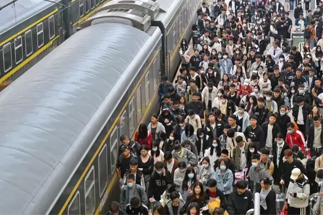 Çin'de İşçi Bayramı Tatilinde Yolcu Trafiğinde Patlama Yaşandı