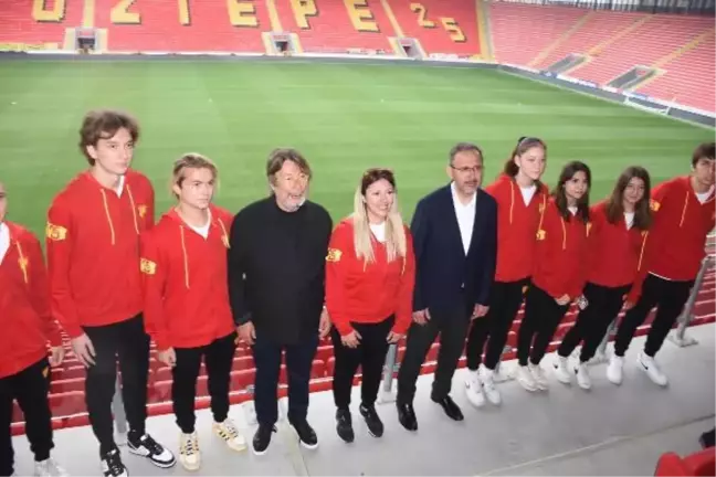 Gençlik ve Spor Bakanı Mehmet Kasapoğlu Göztepe'yi ziyaret etti