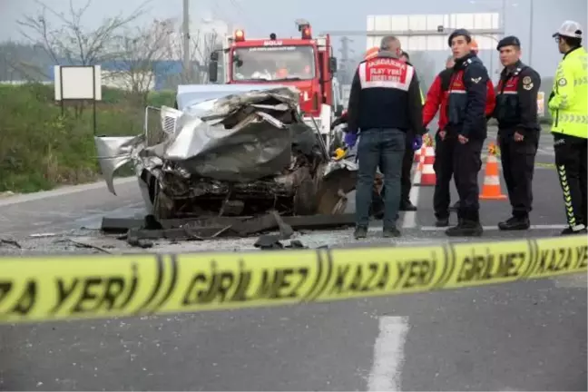 Bolu'da TIR'a Çarpan Otomobilin Sürücüsü Hayatını Kaybetti