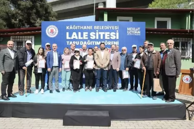 Kağıthane Belediyesi Lale Sitesi sakinlerine tapularını teslim etti