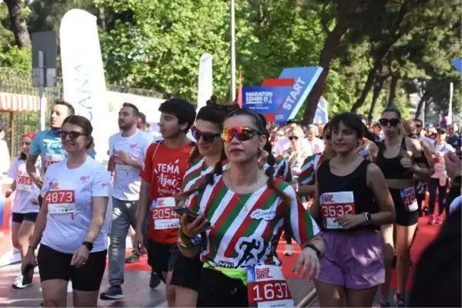 Gençlik ve Spor Bakanı Kasapoğlu, Maratonİzmir'de 10 kilometrelik yol koşusuna katıldı