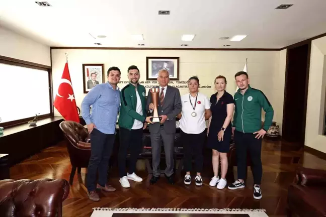 İşitme engelli sporcular Başkan Zolan'la buluştu