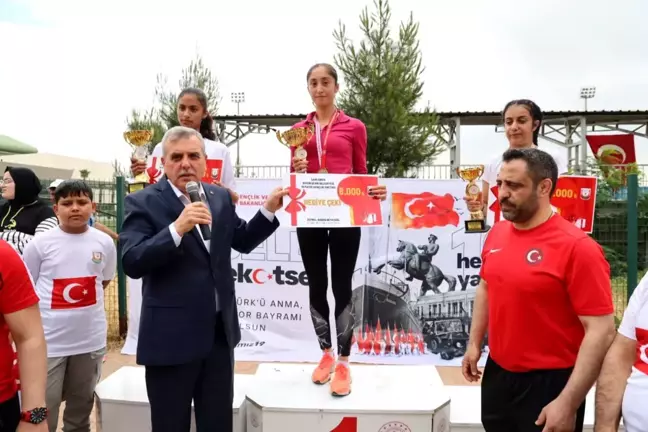 Başkan Beyazgül, Şanlıurfa'da düzenlenen 19 Mayıs Gençlik Koşusu ödül törenine katıldı