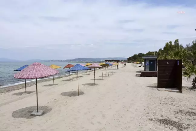 Kuşadası'nda 24 Plaj ve Bir Marinada Mavi Bayrak Dalgalanacak