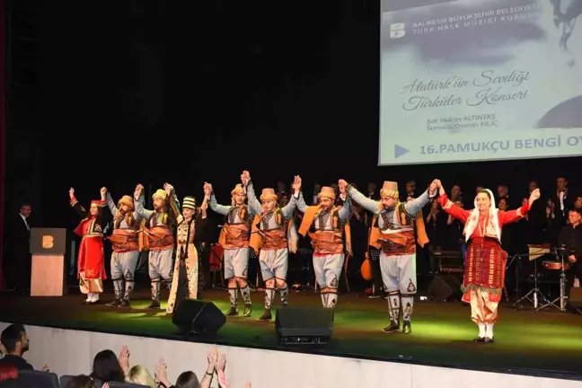 Balıkesir Büyükşehir Belediyesi Türk Halk Müziği Korosu Atatürk'ün Sevdiği Türküler Konseri'ni Gerçekleştirdi