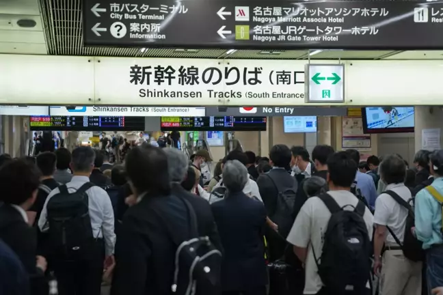 Japonya'da Yağmur Yüzünden Demiryolu Ulaşımı Sekteye Uğradı