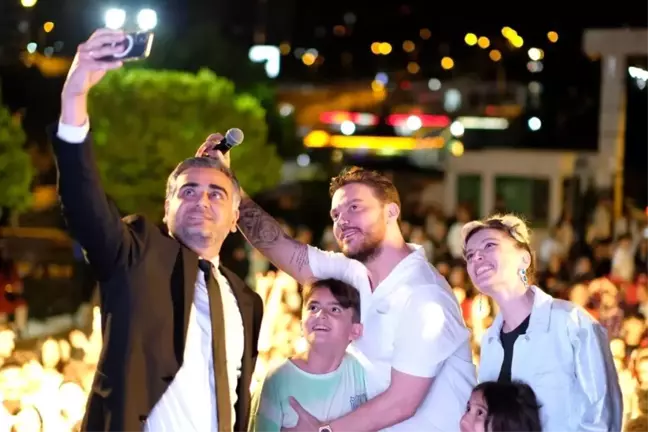 Sinan Akçıl, Karabük Açı Koleji mezuniyet töreninde sahne aldı