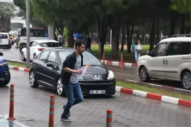 İzmir'de sağanak yağış sınav trafiğini olumsuz etkiledi
