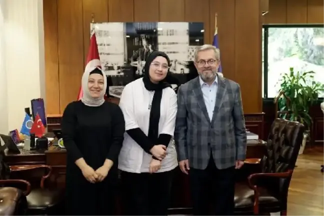 Depremde enkazdan kurtarılan Aleyna Ölmez, Ankara Üniversitesi Rektörü'nü ziyaret etti