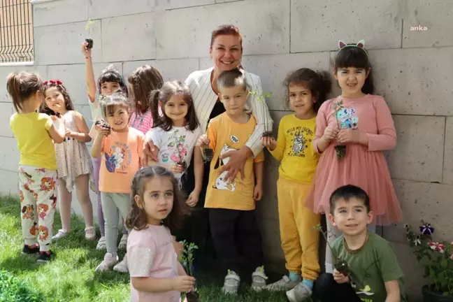Safranbolu Belediye Başkanı Elif Köse, çocuklarla birlikte sebze fidesi dikti