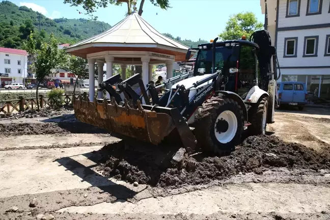 Giresun'da heyelan altında kalan kişi için arama çalışmaları sürüyor