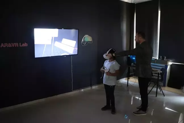 Kırgızistan-Türkiye Manas Üniversitesi, Gaziantep'teki bir okula sanal gerçeklik laboratuvarı kurdu