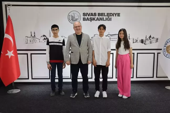 Sivas'ta LGS'de tam puan alan öğrenciler Belediye Başkanı Hilmi Bilgin'i ziyaret etti