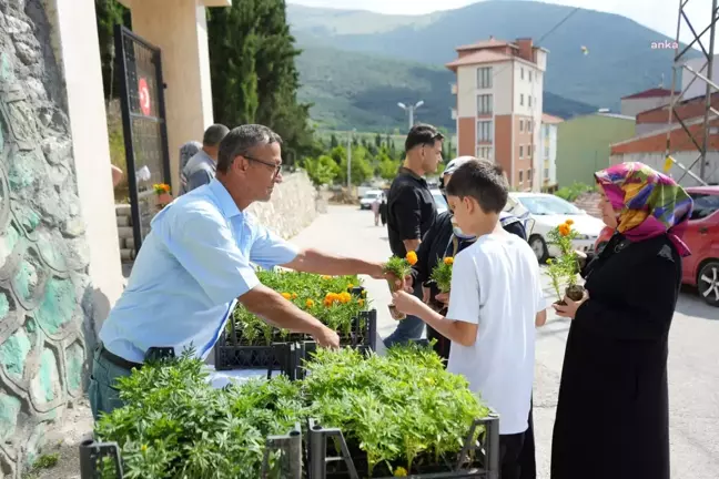 Gemlik Belediyesi Mezarlıklarda Binlerce Çiçek Dağıttı