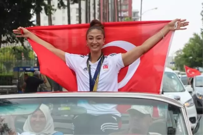 Dünya Tekvando Şampiyonu Nafia Kuş, Üstü Açık Otomobille Adana'da Tur Attı