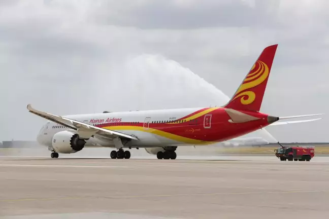 Brüksel Havalimanı'nda Hainan Havayolları'na ait uçak için su takı töreni düzenlendi