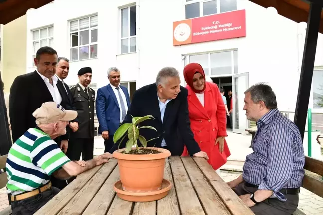 Tekirdağ Valisi Aziz Yıldırım, Kurban Bayramı dolayısıyla huzurevi sakinlerini ve şehit ailesini ziyaret etti