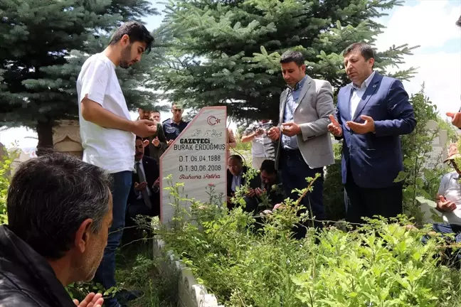 Gazeteci Burak Erdoğmuş'un mezarı başında anma programı düzenlendi