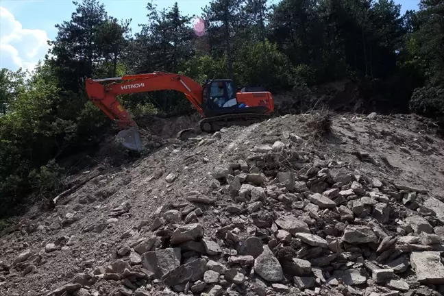 Küre Dağları'nda Heyelan Sonrası Köy Yolu Onarılıyor