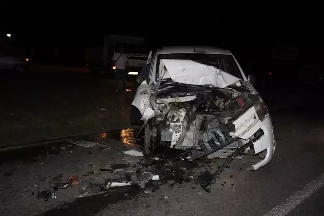 Sakarya'da Hafif Ticari Araç Traktöre Çarptı: 1 Yaralı