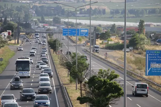 Kurban Bayramı tatilcileri Tekirdağ-İstanbul yolunda trafik yoğunluğuyla karşılaşıyor