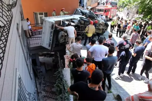 Kağıthane'de freni tutmayan kamyonet park halindeki araçlara çarptı