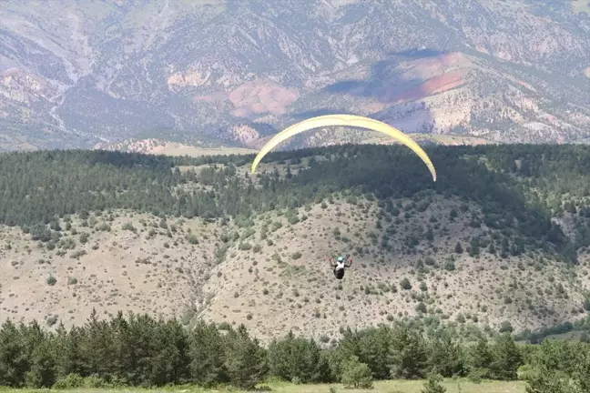 Çankırı'da Yamaç Paraşütü Yarışması Başladı