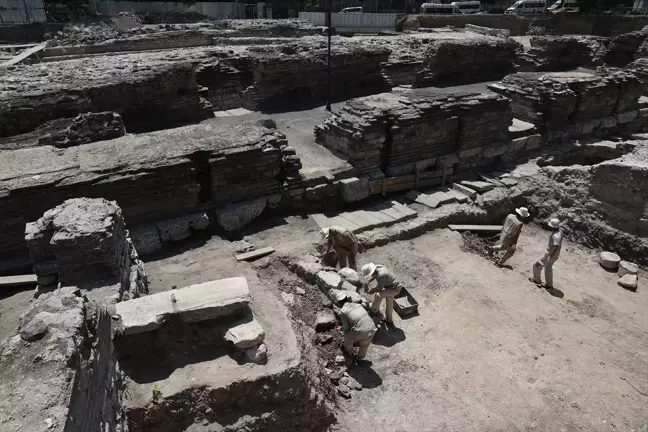 Fatih'teki Saraçhane Arkeoloji Parkı'nda Roma dönemine ait 3 mezar steli bulundu
