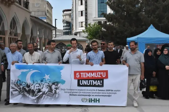 Van'da Urumçi Katliamı Protesto Edildi