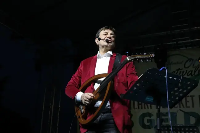 Coşkun Sabah, Düzce Otları Bereket Festivali'nde sahne aldı