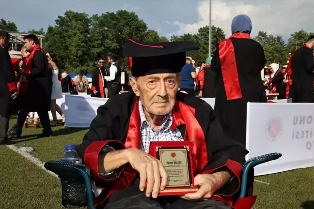 82 Yaşındaki Hamdi Balkaş Kastamonu Üniversitesi'nden Mezun Oldu