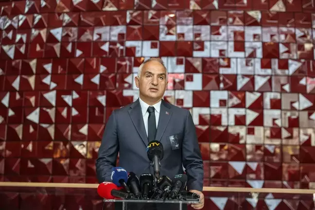 Sanatçı Özkan Uğur İçin Tören Düzenlendi