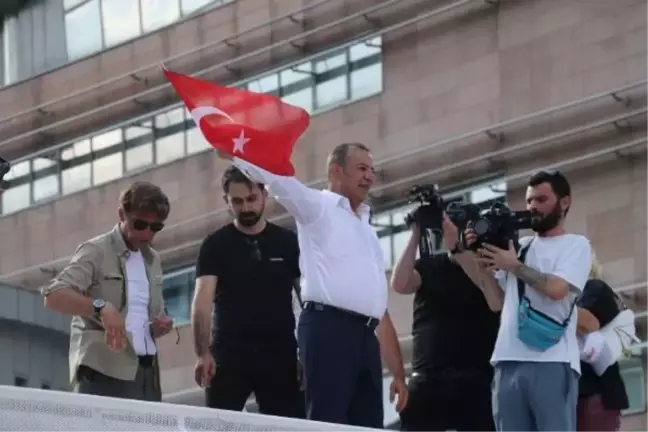 Bolu Belediye Başkanı Tanju Özcan, CHP Genel Merkezi Önünde Eylem Yaptı