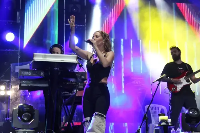 Derya Uluğ Aydın'da konser verdi
