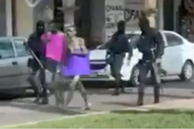 Kartel üyeleri hırsızları çıplak bir şekilde kırbaçlayarak caddede gezdirdi